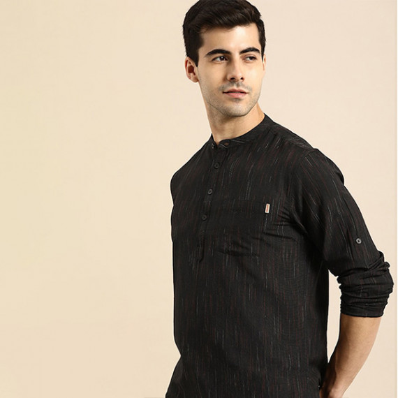 http://13.200.69.142/products/men-black-woven-design-kurta