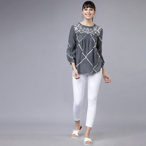 http://13.200.69.142/products/women-grey-and-white-printed-a-line-top
