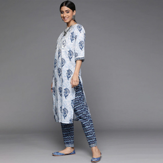 http://13.200.69.142/products/women-white-paisley-motifs-printed-pure-cotton-kurta-with-trousers-with-dupatta