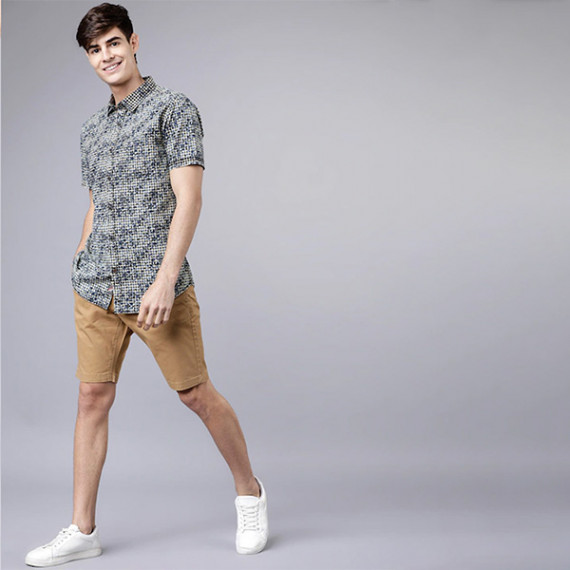 http://13.200.69.142/products/men-khaki-solid-slim-fit-regular-shorts