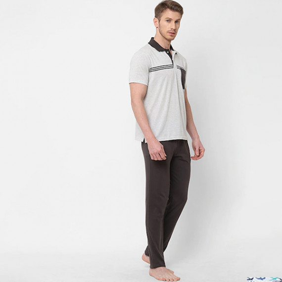 http://13.200.69.142/products/men-white-grey-striped-pure-cotton-night-suit