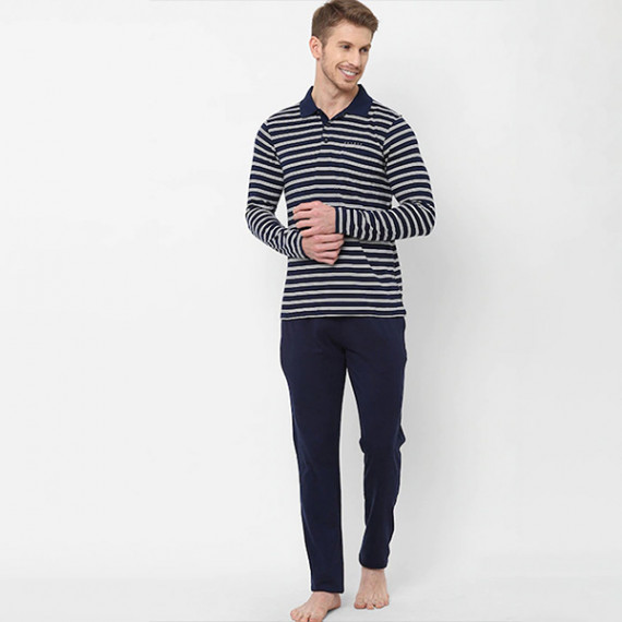 http://13.200.69.142/products/men-navy-blue-white-printed-night-suit