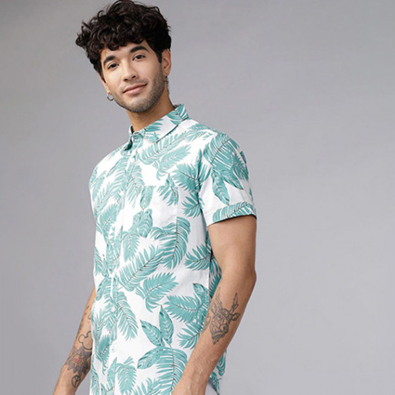 http://13.200.69.142/products/men-green-white-slim-fit-printed-casual-shirt